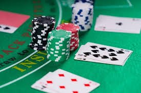 Meja interaktif dengan dealer live